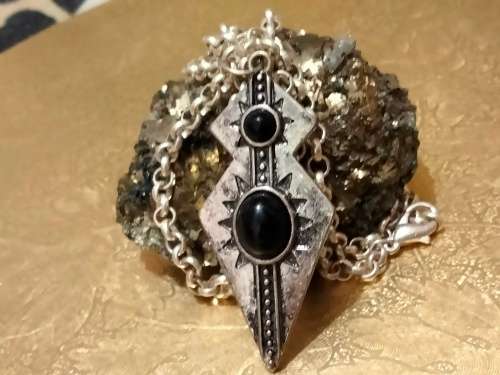 Necklace - Belcher chain -CELTIC Pendat 2 BLACK Onyx cabachon ON HOOP link chain Silvertone