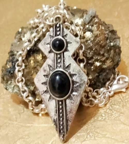 Necklace - Belcher chain -CELTIC Pendat 2 BLACK Onyx cabachon ON HOOP link chain Silvertone