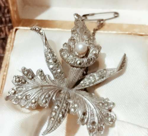 BROOCH- Vintage MARCASITE  FAUX  PEARL  SAFETY chain PIN