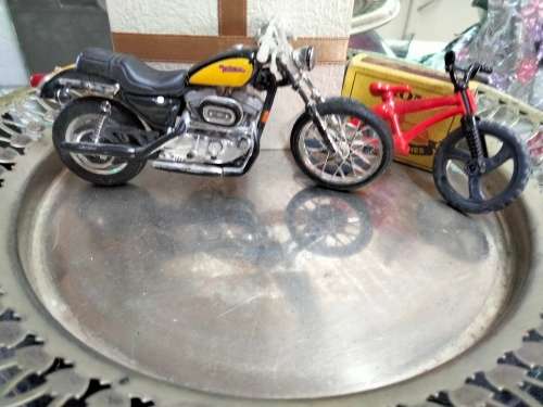 3 items 2 model plastic 1 motor bike HARLEY DAVIDSON +1 bicycle+1 Kawasaki Ninja Plinth Plastic