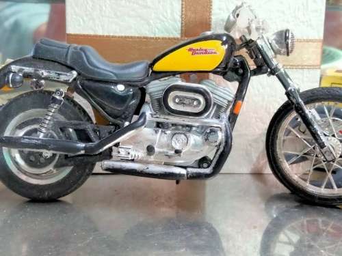 3 items 2 model plastic 1 motor bike HARLEY DAVIDSON +1 bicycle+1 Kawasaki Ninja Plinth Plastic