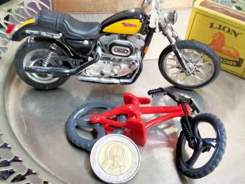 3 items 2 model plastic 1 motor bike HARLEY DAVIDSON +1 bicycle+1 Kawasaki Ninja Plinth Plastic
