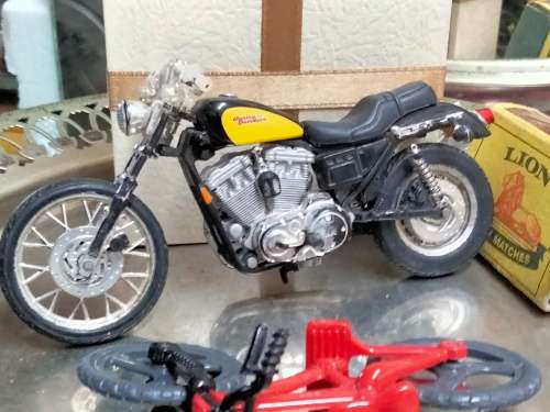 3 items 2 model plastic 1 motor bike HARLEY DAVIDSON +1 bicycle+1 Kawasaki Ninja Plinth Plastic