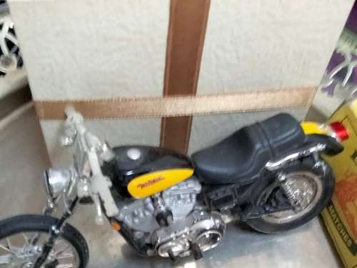 3 items 2 model plastic 1 motor bike HARLEY DAVIDSON +1 bicycle+1 Kawasaki Ninja Plinth Plastic