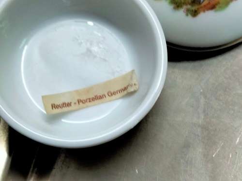 - Pill box+lid-Romantic Couple ceramic REUTTERS GERMANY PorcelainLOOK At My BUY NOW items NO WAITING