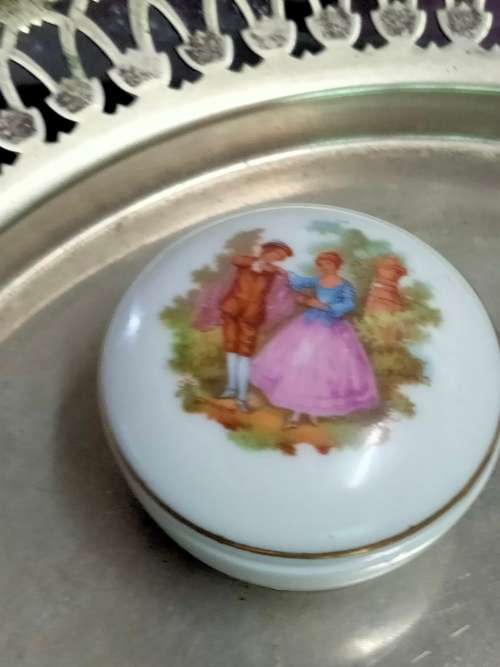 - Pill box+lid-Romantic Couple ceramic REUTTERS GERMANY PorcelainLOOK At My BUY NOW items NO WAITING