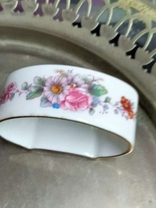 1 ROYAL CROWN DERBY Serviette Ring -Ceramic floral pattern