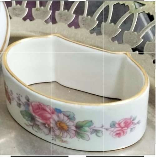 1 ROYAL CROWN DERBY Serviette Ring -Ceramic floral pattern