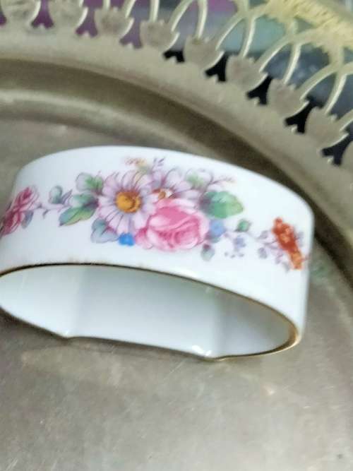 1 ROYAL CROWN DERBY Serviette Ring -Ceramic floral pattern