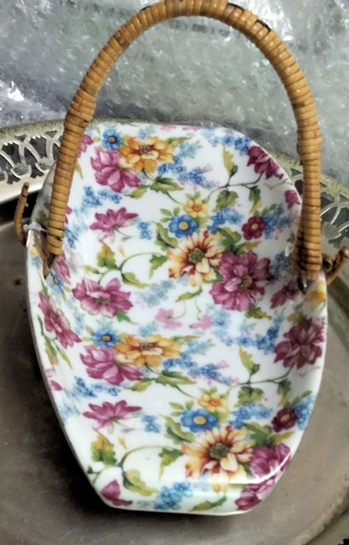 VASE - Royal DUCHESS ceramic Chintz Basket bamboo handle