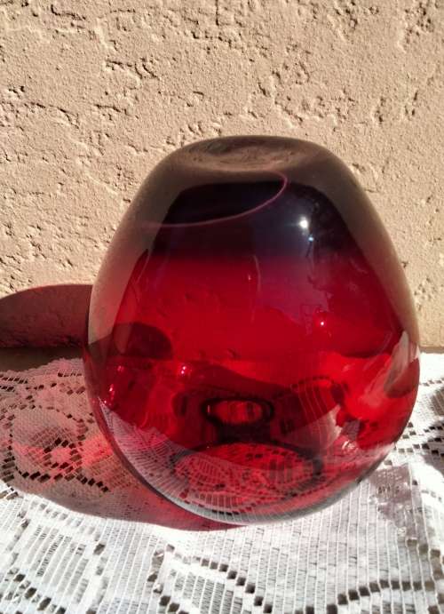 Vase + SEA SHELL- 1RUBY RED ART Glass Ovoid* Whitfriar style*Display Shells BUY NOW items NO WAITING