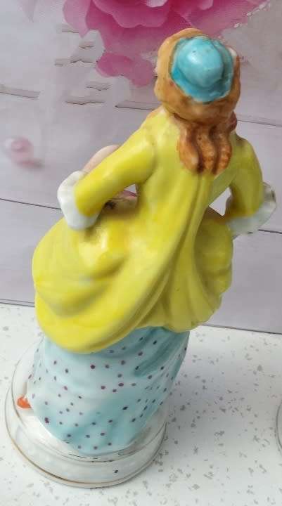 FIGURINES Lady + Gentleman Victorian style Porcelain LOOK At My BUY NOW - NO WAITING