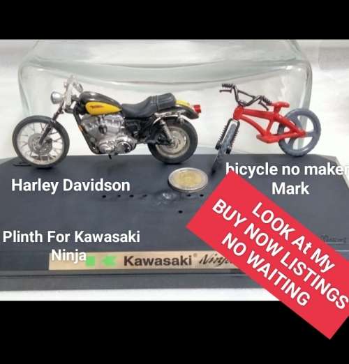 3 items 2 model plastic 1 motor bike HARLEY DAVIDSON +1 bicycle+1 Kawasaki Ninja Plinth Plastic