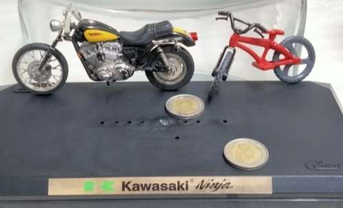 3 items 2 model plastic 1 motor bike HARLEY DAVIDSON +1 bicycle+1 Kawasaki Ninja Plinth Plastic