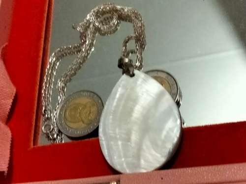 Genuine CHECKERED M o Pearl*Tear Drop Pendant *Silver Tone chain LOOK At My BUY NOW items NO WAITING