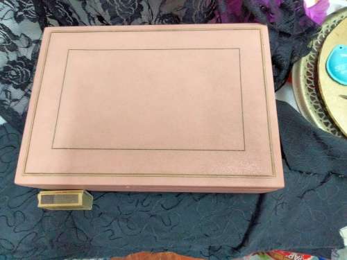 1 big Jewellery Box+2 - 1 Necklace Mother of pearl+ 1 black Crystals Jet