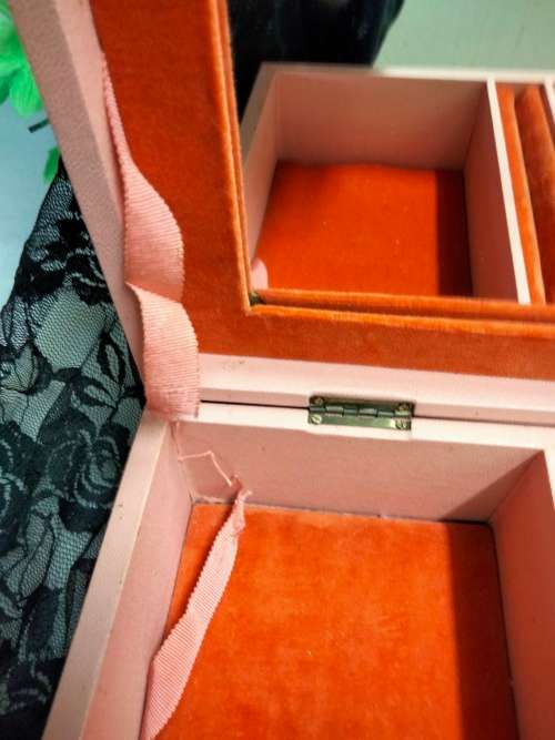 1 big Jewellery Box+2 - 1 Necklace Mother of pearl+ 1 black Crystals Jet