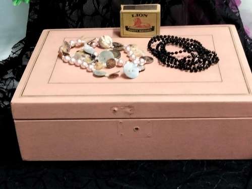 1 big Jewellery Box+2 - 1 Necklace Mother of pearl+ 1 black Crystals Jet