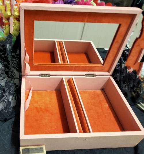 1 big Jewellery Box+2 - 1 Necklace Mother of pearl+ 1 black Crystals Jet