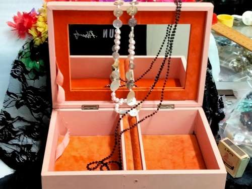 1 big Jewellery Box+2 - 1 Necklace Mother of pearl+ 1 black Crystals Jet