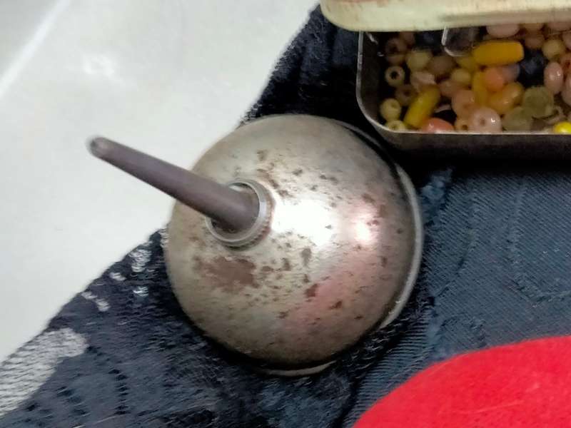 Sewing machine Thumb oiler Tin can - Pincushion - Pincushion - Meggezone tin- Beads