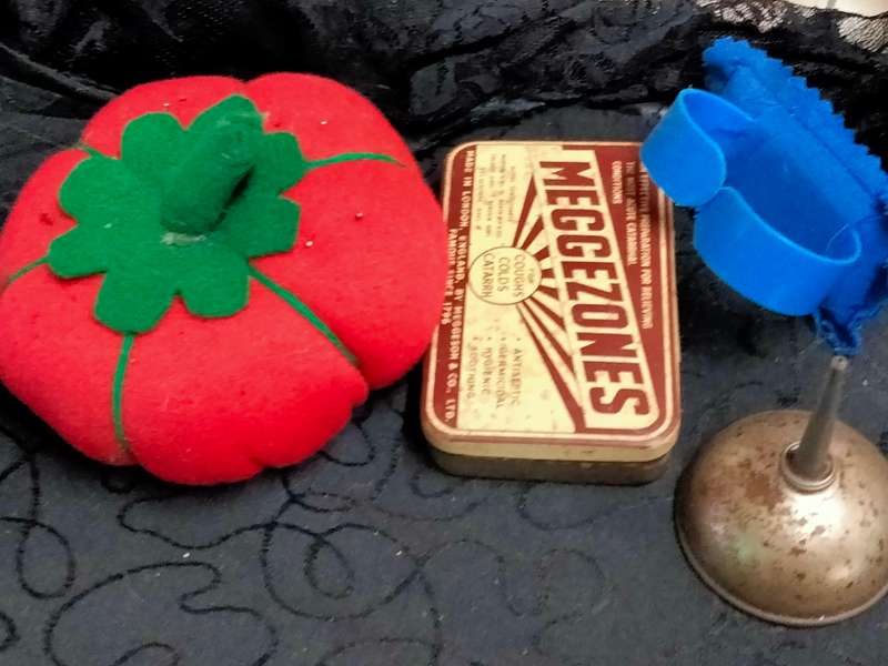 Sewing machine Thumb oiler Tin can - Pincushion - Pincushion - Meggezone tin- Beads