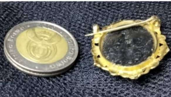 BROOCH - Basalt has gold Oriental Lady Garden Scene  Glass dome cover LOOK At My BUY NOW *NO WAITING