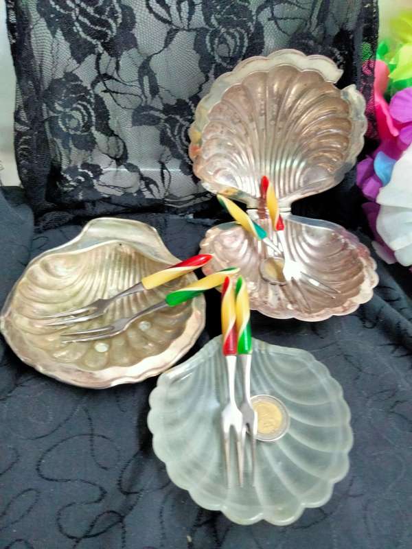EPNS Clam shell Butter Dish+frostedGlass inner+1 Clam Shell dish+6Cocktail forks LOOK At My BUY NOW