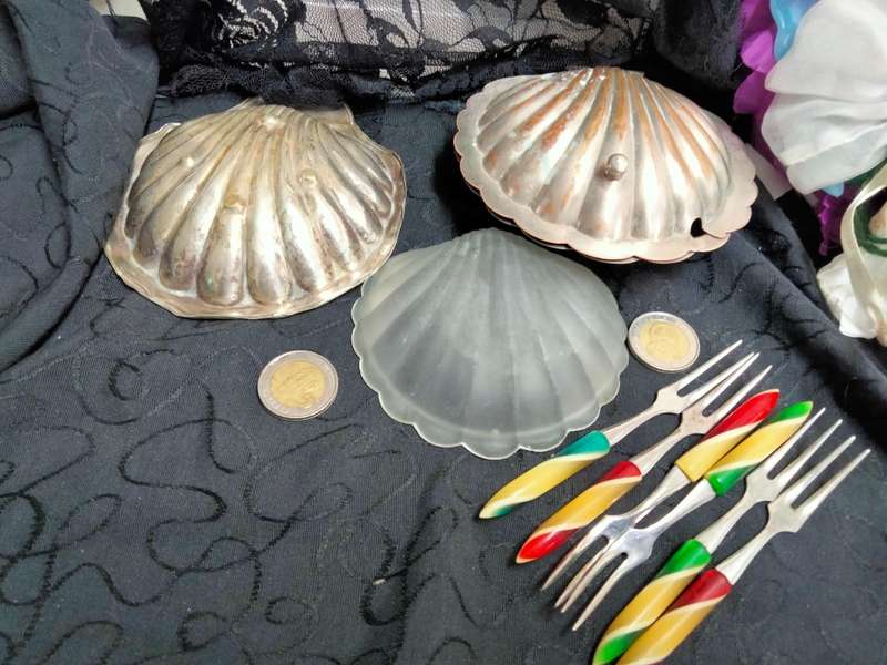 EPNS Clam shell Butter Dish+frostedGlass inner+1 Clam Shell dish+6Cocktail forks LOOK At My BUY NOW