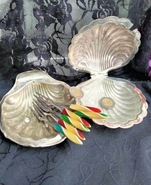 EPNS Clam shell Butter Dish+frostedGlass inner+1 Clam Shell dish+6Cocktail forks LOOK At My BUY NOW