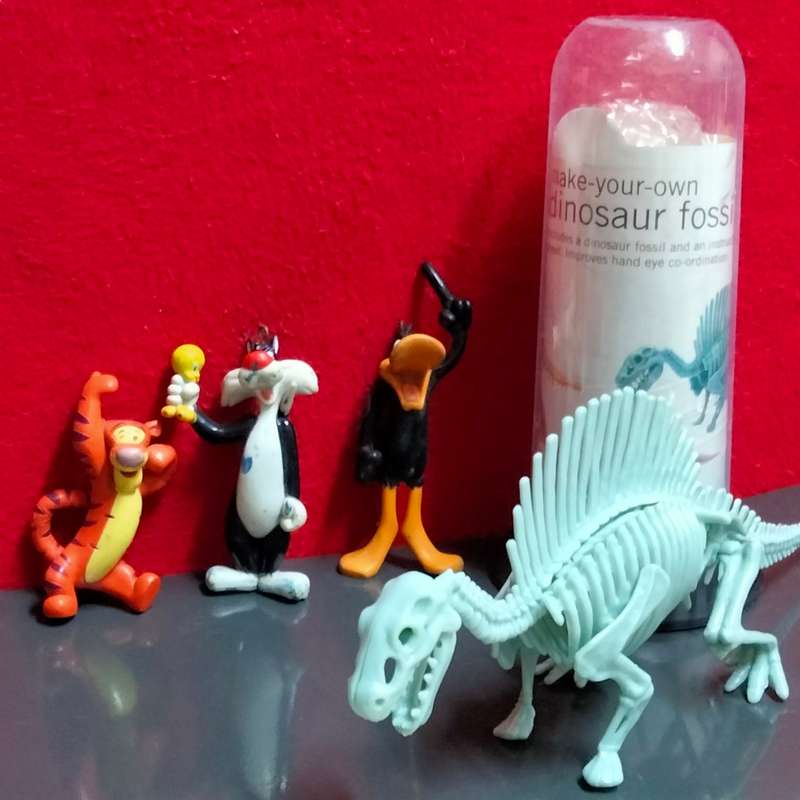 4*ITEMS *3 Catoon small figurines hard plastic bygone era+modern Dinosaur *in small pieces to build