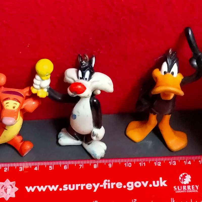 4*ITEMS *3 Catoon small figurines hard plastic bygone era+modern Dinosaur *in small pieces to build