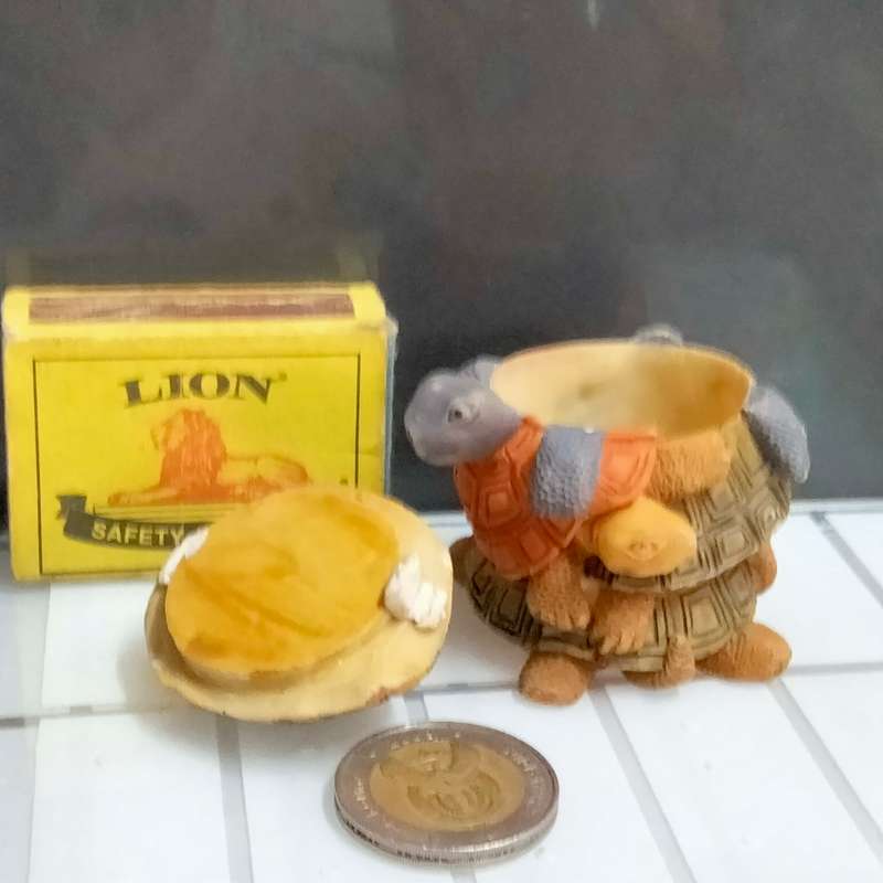 Pill Box lift of lid Tortoise Totem Pole small composite