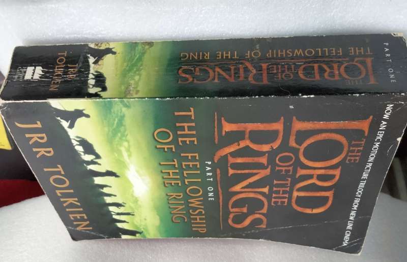 Book Lord of the Rings -fellowship of the rings -JRR Tolkien this film tie-in edition 2001 pre-owned