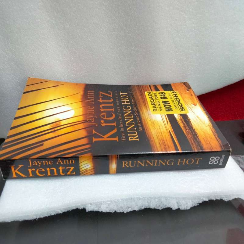 Book Running Hot - Jayne Anne Krentz pre owned