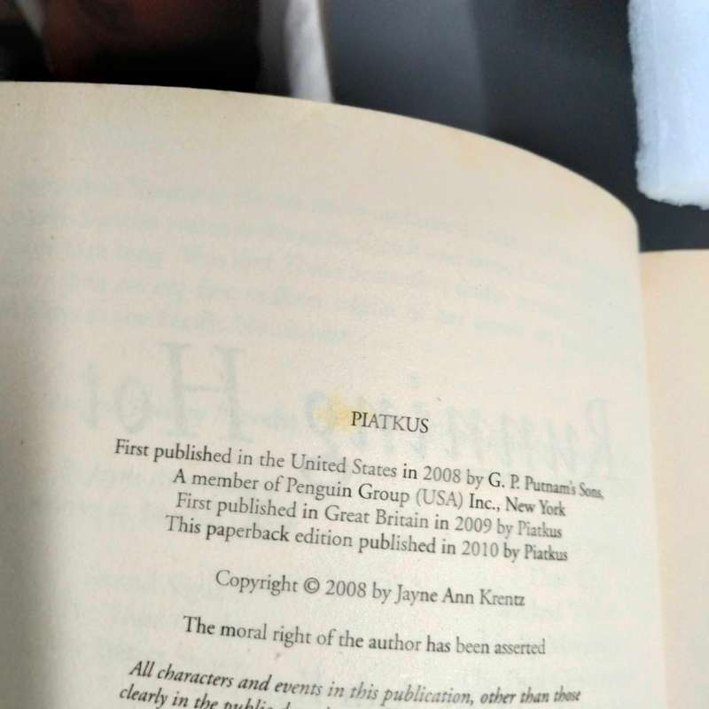 Book Running Hot - Jayne Anne Krentz pre owned
