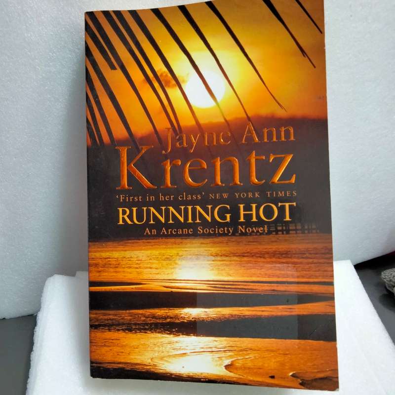 Book Running Hot - Jayne Anne Krentz pre owned