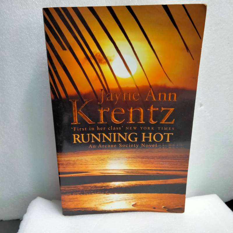 Book Running Hot - Jayne Anne Krentz pre owned