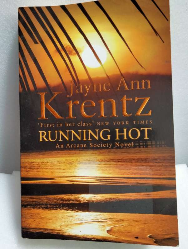 Book Running Hot - Jayne Anne Krentz pre owned