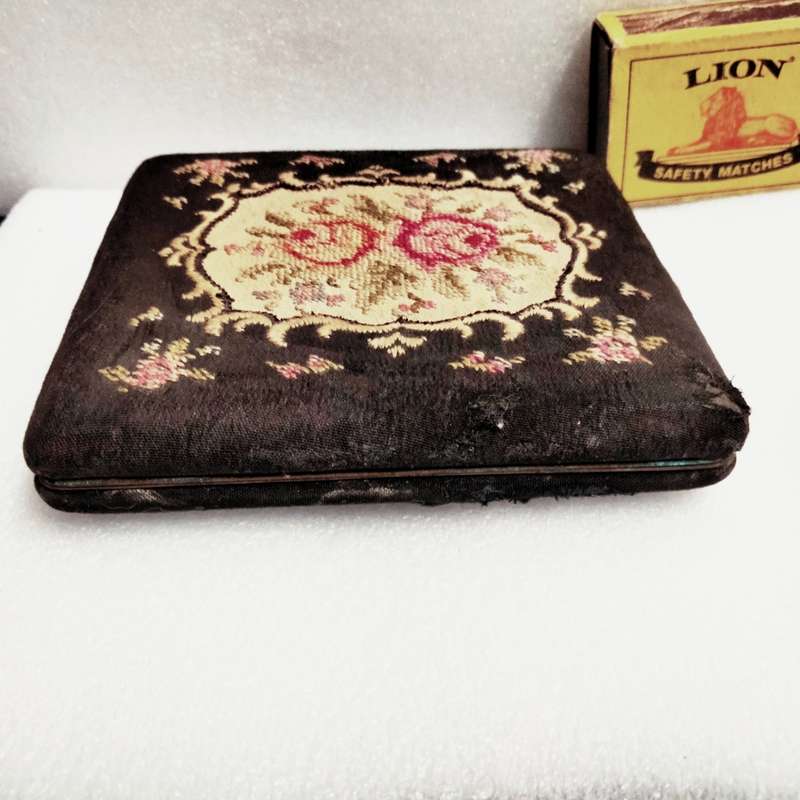 Cigarette Case vintage maker-Mona Lisa Look at my Buy Now listings No Waiting