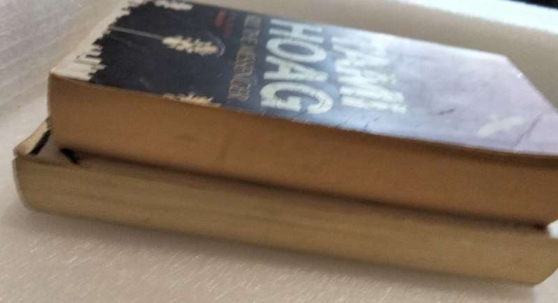 2 Books Author TAMI HOAG Kill the messenger+ The bitter season Soft cover Pre-owned