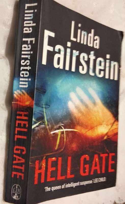Book Hell Gate Linda Fairstein this edition Published 2010 Pre-owned