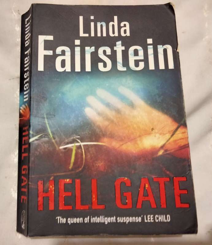 Book Hell Gate Linda Fairstein this edition Published 2010 Pre-owned