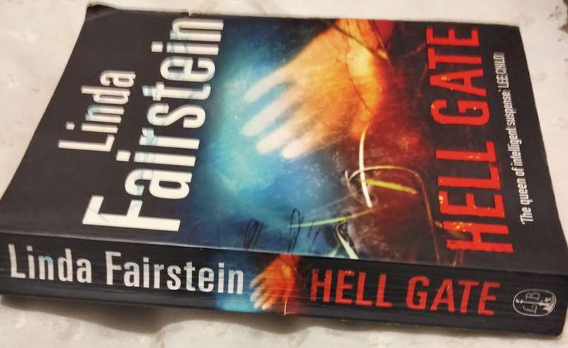 Book Hell Gate Linda Fairstein this edition Published 2010 Pre-owned