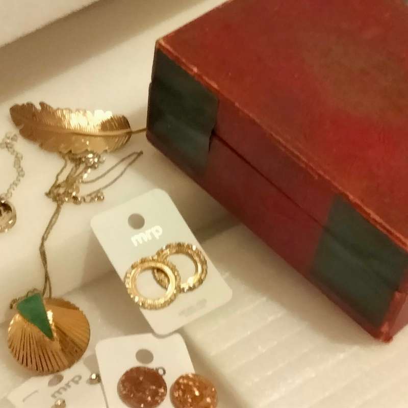 NECKLACE - Egyptian Sunburst PENDANT gold Tone Metal chain+ 2 Ring Pendant+Pairs earrings+ JewellBox