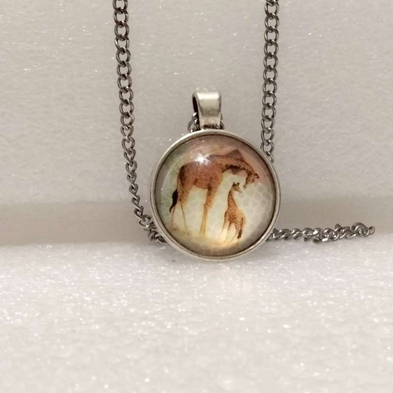 Necklace  image of Giraffe+Baby behind Clear Dome front metal back Pendant+silver tone metal chain