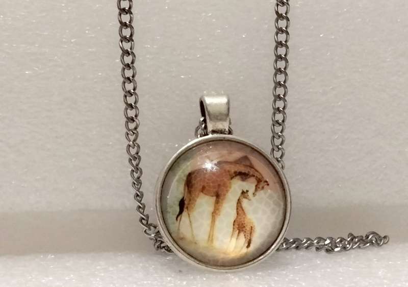 Necklace  image of Giraffe+Baby behind Clear Dome front metal back Pendant+silver tone metal chain
