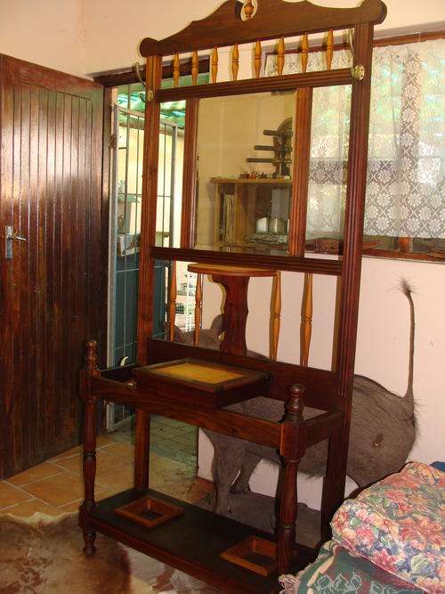 HALLSTAND WOW!!BEVELLED MIRROR -LIDED BOX- SHELF-SPINDLES "FECHTERS RSE KNYSNA GS 574 BYZ"