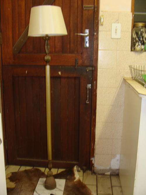 !!WOW!!!FLOOR STANDING LAMP GOLD /BRASS TONE METAL offer accepted( collect only)R500.00