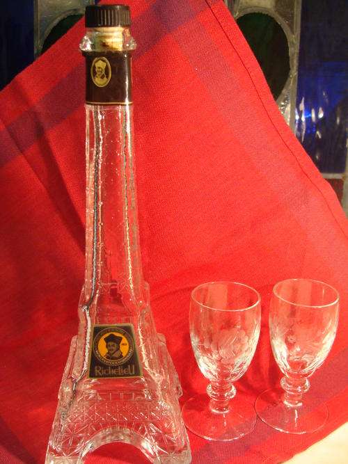 DECANTER GLASS - EIFEL TOWER RICHELIEU DECANTER +2 small ROSE CUT GLASSES